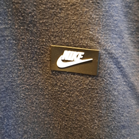Unisex Nike sweater with front pouch. - Picture 2 of 4